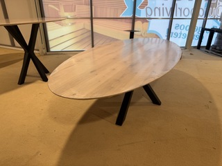 Eettafel, ovaal, naturel eikenhout, zwart metalen spinpoot